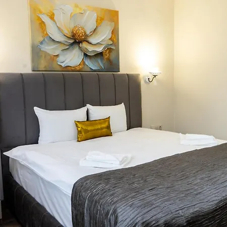 Apartament 8 *